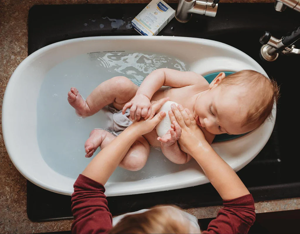 كيفية تحميم الرضيع خطوة بخطوة